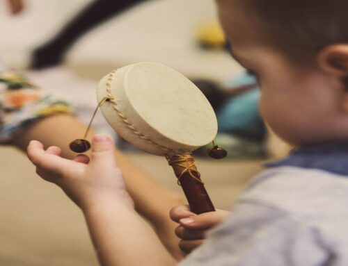 Czy&nbsp;istnieje “ściągawka”, która&nbsp;pomoże ocenić Ci, czy&nbsp;Twoje&nbsp;maluchy rozwijają się prawidłowo?